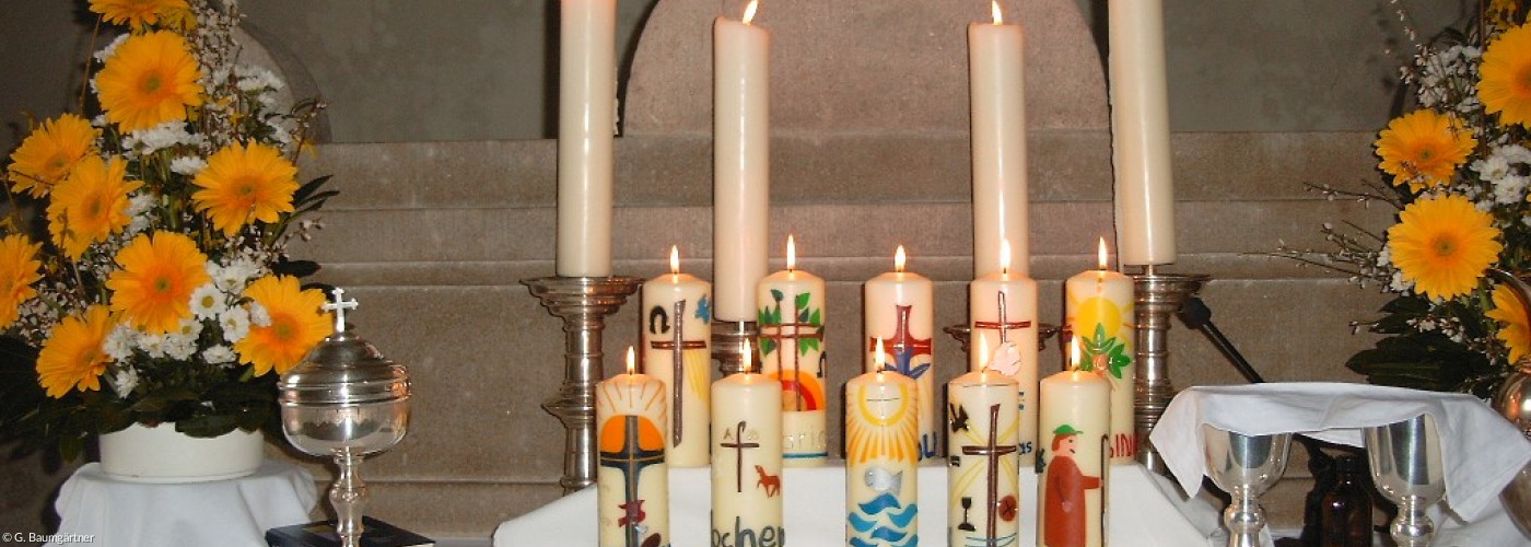 Konfirmationskerzen auf dem Altar