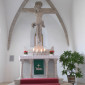 Altar mit lebensgroßem Kruzifix